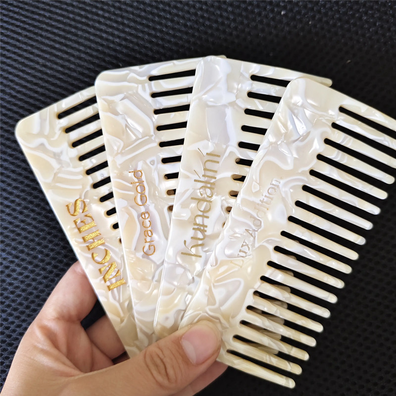 Lược chải tóc Acetate so sánh với lược sừng như thế nào?